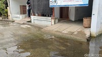 Meski begitu, air tampak masih menggenang di sejumlah titik kawasan.