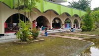 Kondisi banjir yang mulai surut membuat sejumlah pengungsi mulai kembali ke rumah masing-masing.