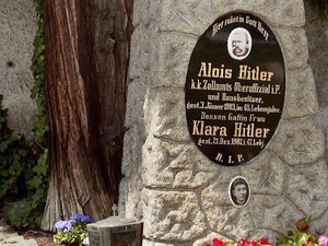 Buku Baru tentang Ayah Adolf Hitler Ungkap Latar Belakang Keluarganya