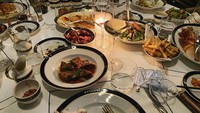 Ia juga sering membagikan momennya saat makan di restoran mewah. Mulai dari steak, salad hingga kentang goreng yang disantapnya di restoran Bvlgari. Foto: Instagram @suhanakhan2/Ist