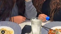  Banyak menghabiskan waktu di London hingga New York. Temannya Suhana ada di mana-mana. Ini posenya saat makan pasta bareng temannya. Foto: Instagram @suhanakhan2/Ist