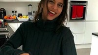 Tampil santai namun tetap cantik. Begini penampilan Suhana saat tengah berada di dapurnya yang keren. Foto: Instagram @suhanakhan2/Ist