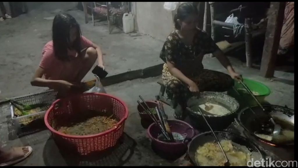 Cukup Bayar Rp 5 Ribu untuk Nikmati Lontong Sayur Yu Wur yang Sedap