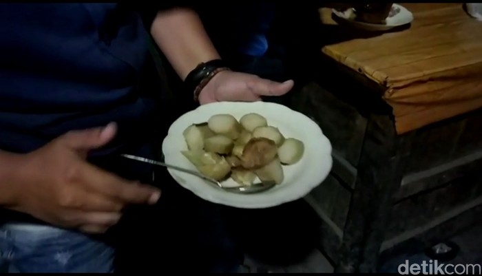 Cukup Bayar Rp 5 Ribu untuk Nikmati Lontong Sayur Yu Wur yang Sedap