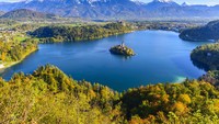 Di tengah Danau Bled, Slovenia, berdiri Gereja Maria Ratu dari abad ke-15. Ya, gereja ini berada di sebuah pulau kecil di tengah danau. (Getty Images/istock)