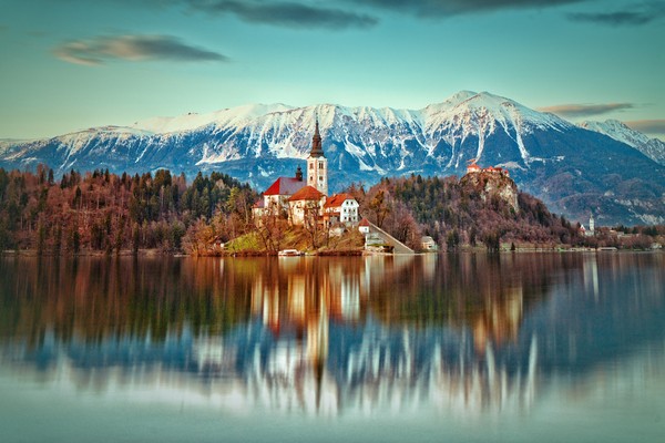 Slovenia adalah negeri dongeng di dunia nyata. Negara ini punya pegunungan, danau dan sungai yang indah (Getty Images/istock) Slovenia adalah negeri dongeng di dunia nyata. Negara ini punya pegunungan, danau dan sungai yang indah (Getty Images/istock)