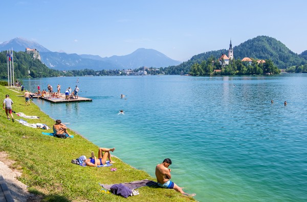 Dari pinggir danau, warga maupun wisatawan bisa menikmati keindahan pulau tersebut. (Getty Images/istock) Dari pinggir danau, warga maupun wisatawan bisa menikmati keindahan pulau tersebut. (Getty Images/istock)