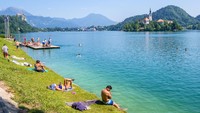 Dari pinggir danau, warga maupun wisatawan bisa menikmati keindahan pulau tersebut. (Getty Images/istock)