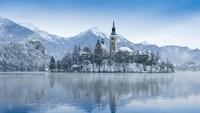 Berselimut salju pun, pesona pulau ini malah makin mempesona. (Getty Images/istock)