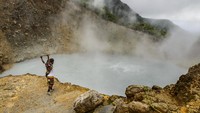 Boiling Lake yang berada dalam kawasan Taman Nasional Morne Trois Pitons, sebenarnya merupakan danau vulkanik. Danau yang terbentuk dari letusan gunung berapi di zaman dulu, serta disinyalir aliran magma di dasar tanahnya masih sangat kuat. Taman Nasional Morne Trois Pitons memang memiliki banyak sumber mata air panas dan gunung-gunung berapi yang masih aktif.