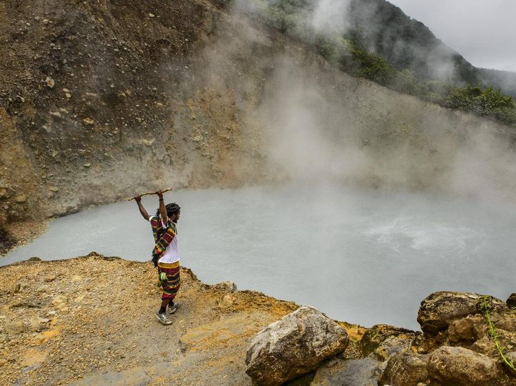 Foto Danau Mendidih yang Bikin Ingat Neraka