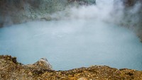 Boiling Lake punya panjang 61 meter dan lebar 76 meter, serta kedalaman mencapai 60 meter. 