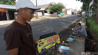 Truk oleng mainan ini sepintas mirip dengan mobil-mobilan truk pada umumnya. Satu yang menjadi khas dan pembeda, adalah sistem suspensi di seluruh rodanya. Miniatur per daun yang terbuat dari plastik yang disematkan di roda depan dan belakang, membuat mobil truk ini terlihat oleng ketika diseret anak-anak. 