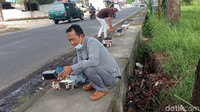 Demam truk oleng di kalangan anak-anak ini membuat sejumlah orangtua mengeluh karena harganya yang tak murah bagi kalangan ekonomi menengah ke bawah.