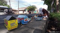 Tapi di sisi lain, kreatifitas para pembuat miniatur truk oleng ini telah menghasilkan keuntungan yang lumayan. Kejelian melihat peluang, ternyata mendatangkan uang. Dalam sepekan dia berhasil menjual lebih dari 100 unit mainan truk oleng yang dijual dengan harga Rp 120 ribu untuk ukuran kecil dan Rp 200 ribu untuk ukuran besar.