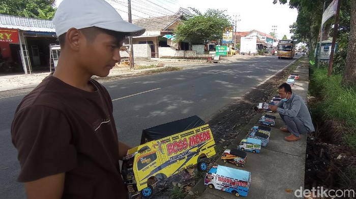 Demam Mainan Truk Oleng di Pangandaran Demam Mainan Truk Oleng di Pangandaran