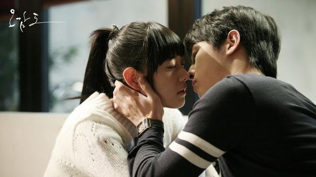 Deretan Lawan Main Song Joong Ki di Drama Korea