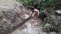 Formasi batu yang berjejer itu ditemukan warga pada Minggu (21/2) pagi. Saat itu, warga tengah mencari potensi wisata di Padukuhan Pereng. Ketua Pengelola Desa Wisata Pereng Sukarmin mengatakan saat perjalanan pulang dia menemukan bebatuan di parit yang ada di hutan. Karena penasaran, dia lalu turun dan menemukan formasi batuan.