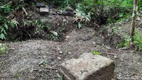 Lokasi penemuan situs itu, kata Sukarmin, masih tertutup rumpun alang-alang. Kemudian, saat dibersihkan baru terlihat batuan yang menyerupai fondasi. Panjang batuan itu mencapai sekitar 7 meter.
