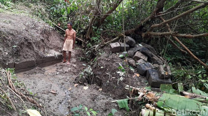 Diduga Situs Bersejarah, Ini Batu Susun yang Ditemukan di Prambanan Warga di kawasan Prambanan, Sleman, menemukan susunan batu yang berjejer rapi. Batu susun berjejer itu diduga merupakan bagian dari situs bersejarah.