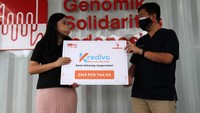 Lily Suriani, General Manager Kredivo Indonesia dan dr. Nino Susanto, B.Eng, MM, Direktur Utama GSI Lab saat pemberian donasi 2.348 tes kit PCR. 2 ribu tes kit PCR ini akan diberikan kepada masyarakat yang membutuhkan, terutama bagi mereka yang rentan namun masih memiliki keterbatasan dalam mengakses tes PCR.