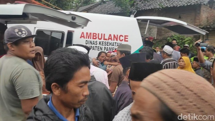 Dua Santriwati Asal Jember Korban Longsor Pamekasan Dimakamkan Berdampingan
