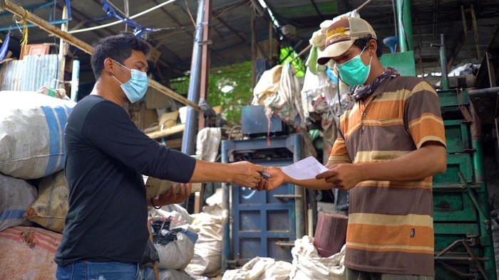 Edukasi Pemulung untuk Atasi Sampah Plastik Hari Peduli Sampah Nasional 2021 jatuh pada 21 Februari lalu. 3.000 Pemulung akan mendapatkan edukasi untuk mengatasi permasalahan plastik.