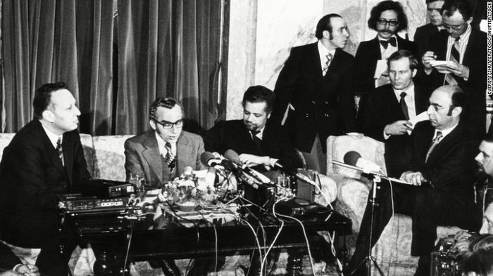 Menteri Perminyakan Arab Saudi Ahmed Zaki Yamani (ketiga dari kiri)