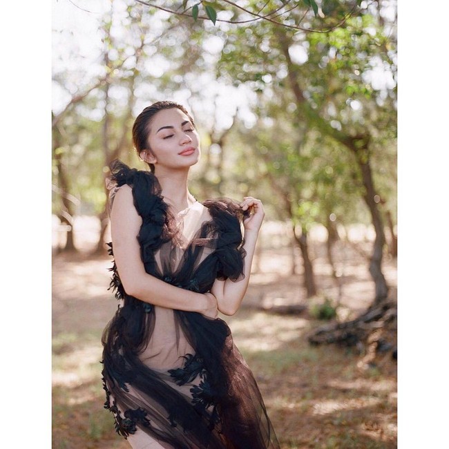 Ariel Tatum tampil seksi dengan balutan dress berwarna hitam transparan. Penampilannya kian memesona dengan pemilihan makeup yang natural. Foto: Instagram/@arieltatum