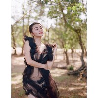 Ariel Tatum tampil seksi dengan balutan dress berwarna hitam transparan. Penampilannya kian memesona dengan pemilihan makeup yang natural. Foto: Instagram/@arieltatum