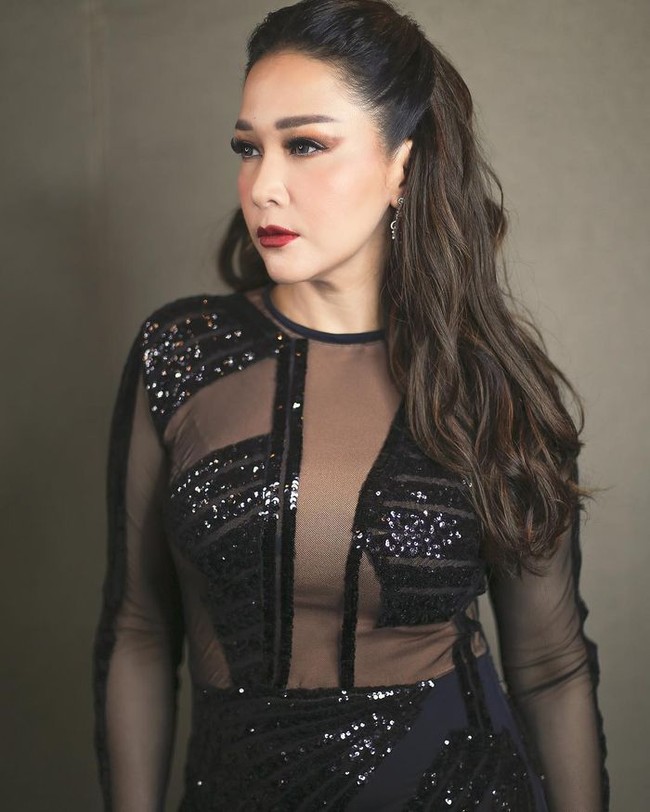 Maia Estianty terlihat memukau dalam balutan busana transparan berwarna hitam. Busana tersebut memperlihatkan lekuk tubuhnya dan membuat penampilannya terlihat seksi dan glamor. Foto: Instagram/@maiaestiantyreal