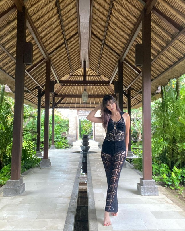 Nia Ramadhani juga termasuk ke dalam salah satu artis Indonesia yang pernah mengenakan pakaian transparan. Dress panjang berwarna hitam yang dikenakannya itu tampak menerawang sehingga membuat pakaian dalamnya terlihat. Foto: Instagram/@ramadhaniabakrie