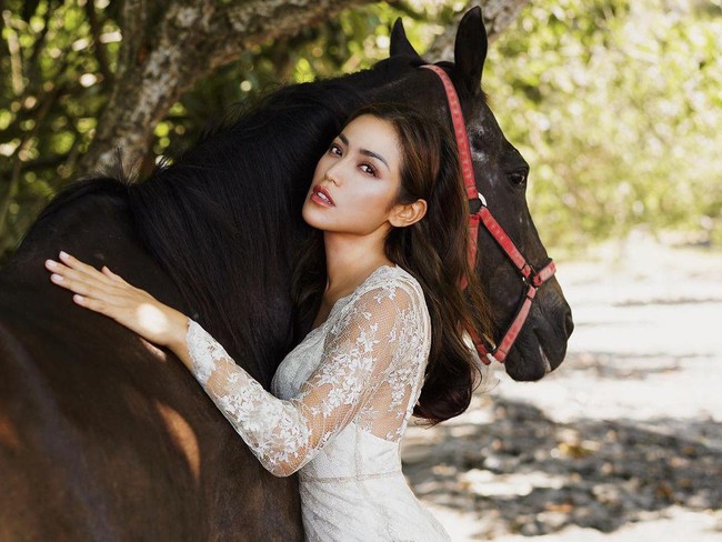Dalam salah satu pemotretan, Jessica Iskandar terlihat mengenakan pakaian transparan bermotif brukat berwarna putih. Pakaian tersebut memperlihatkan tangan dan kaki jenjang Jessica. Bagaimana menurutmu penampilannya yang satu ini? Foto: Instagram/@inijedar
