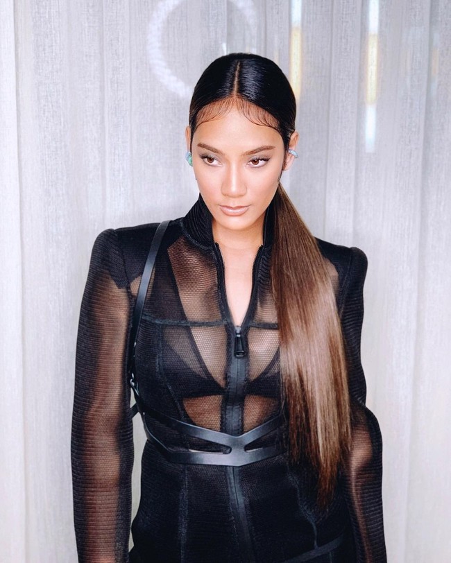 Tara Basro juga sempat terlihat mengenakan pakaian transparan berwarna hitam ketika menghadiri sebuah acara. Makeup natural dan gaya rambut lurus yang diikat membuat Tara terlihat semakin seksi dan cantik. Foto: Instagram/@tarabasro