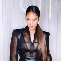 Tara Basro juga sempat terlihat mengenakan pakaian transparan berwarna hitam ketika menghadiri sebuah acara. Makeup natural dan gaya rambut lurus yang diikat membuat Tara terlihat semakin seksi dan cantik. Foto: Instagram/@tarabasro