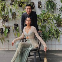Eva Celia baru-baru ini terlihat menghadiri pesta pernikahan Michael A. Villarreal, mantan suami sang ibu, Sophia Latjuba. Eva nampak cantik mengenakan bra top dan celana panjang berwarna hijau mint. Pakaian tersebut dipadukannya dengan outer putih transparan. Tak sedikit netizen yang memuji penampilan Eva dan menyebutnya sangat cantik. Foto: Instagram/@evacelia