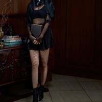 Terakhir ada Aura Kasih yang pernah mengenakan bra top dengan outer lengan panjang transparan yang dipadukan dengan rok mini. Penampilan dan gaya makeupnya itu membuat Aura Kasih terlihat manglingi, bak Barbie di dunia nyata. Foto: Instagram/@aurakasih