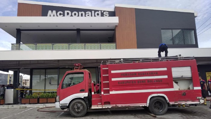 Gedung Mcdonald di Gorontalo terbakar (Ajis/detikcom).
