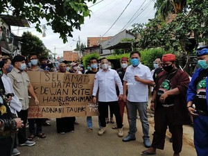 Bagi-bagi Bantuan, Habiburokhman: Banjir di DKI Tak Separah di Masa Lalu