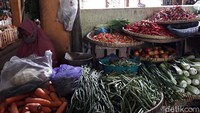 Menyoal penyebab naiknya harga cabai, Danti mengaku karena pasokan dari produsen ke pedagang kurang. Mengingat produsen lebih memilih mengirimkan cabai ke Jakarta.