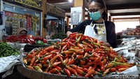 Harga cabai rawit di Pasar Beringharjo Kota Yogyakarta menembus hingga Rp 90 ribu perkilogramnya. Naiknya harga tersebut karena faktor cuaca dan berkurangnya pasokan produsen ke Yogyakarta.
