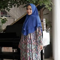 Nagita Slavina tampil memesona saat menggunakan hijab yang dijualnya. Istri Raffi Ahmad itu juga menjual mukena dengan berbagai morif di akun @nagitaslavinamukena. Dalam foto ini, Gigi memakai gamis alur biru ukuran L dengan bahan organik Korean viscose dan hijab instan dua layer bahan ceruti. Harga satu set hijab dan gamis Nagita Rp 1,5 juta. Foto: Instagram @nagitaslavinamukena.