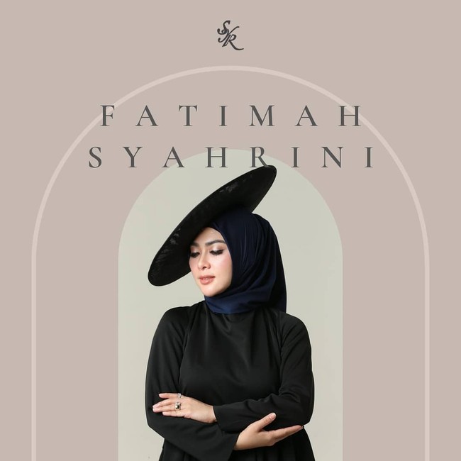 Penyanyi Rini Fatimah Jaelani atau lebih dikenal sebagai Syahrini menjual mukena dan hijab dengan merek Fatimahsyahrini di Instagram. Dalam foto ini istri Reyno Barack mengenakan hijab segi empat bahan glowing voal dengan ukuran 110x110 cm. Foto: Instagram @fatimahsyahrini.