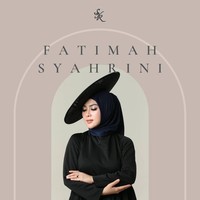 Penyanyi Rini Fatimah Jaelani atau lebih dikenal sebagai Syahrini menjual mukena dan hijab dengan merek Fatimahsyahrini di Instagram. Dalam foto ini istri Reyno Barack mengenakan hijab segi empat bahan glowing voal dengan ukuran 110x110 cm. Foto: Instagram @fatimahsyahrini.