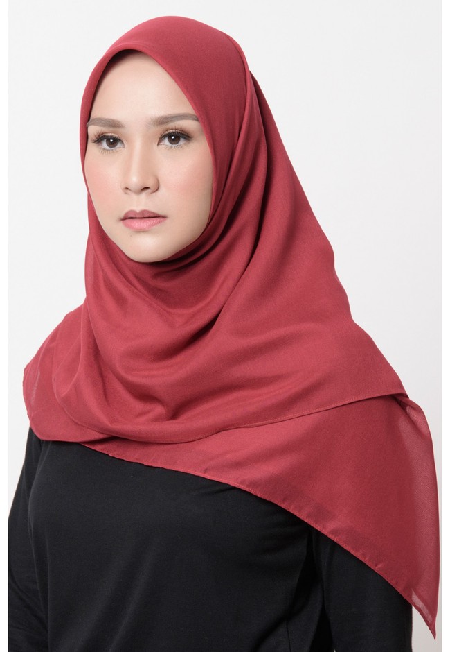 Zaskia Adya Mecca membangun brand Meccanismindonesia bersama kakaknya, Tasya Nurmedina. Brand tersebut menjual beragam fashion items untuk wanita muslimah. Mulai dari tunik, celana, jaket dan masih banyak lagi.  Dalam foto ini, Bia panggilan akrab Zaskia memakai hijab segi empat polos merah maroon bahan voal. Berukuran 115 x 115cm dan dijual dengan harga Rp 129 ribu. Foto: Instagram @zaskiadyamecca.