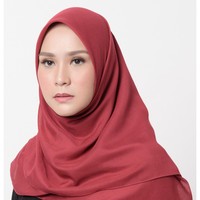 Zaskia Adya Mecca membangun brand Meccanismindonesia bersama kakaknya, Tasya Nurmedina. Brand tersebut menjual beragam fashion items untuk wanita muslimah. Mulai dari tunik, celana, jaket dan masih banyak lagi.  Dalam foto ini, Bia panggilan akrab Zaskia memakai hijab segi empat polos merah maroon bahan voal. Berukuran 115 x 115cm dan dijual dengan harga Rp 129 ribu. Foto: Instagram @zaskiadyamecca.