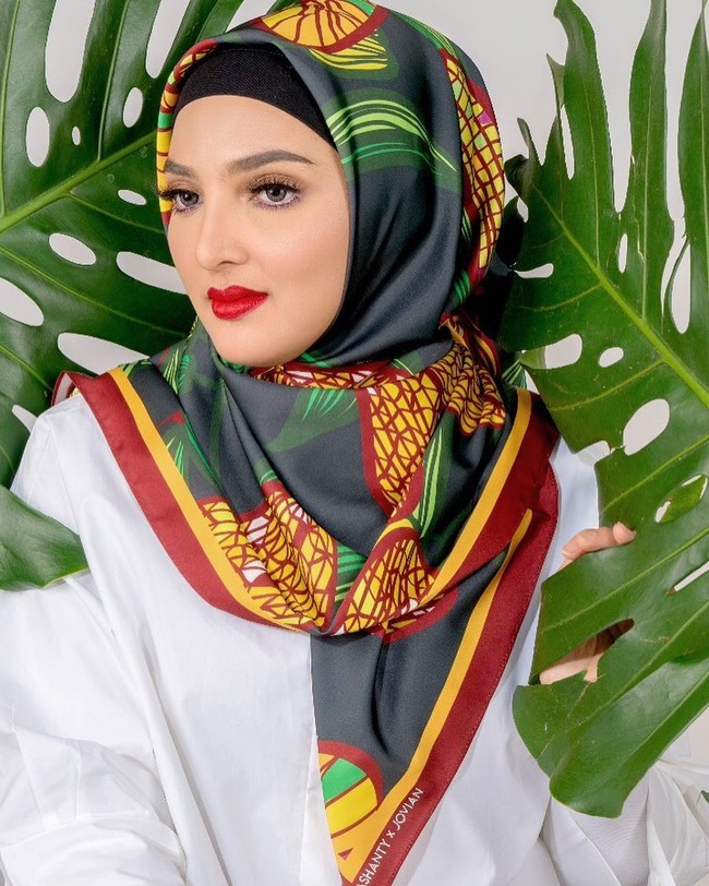 Istri Anang Hermansyah, Ashanty Siddik Hasnoputro ini pernah merilis kolaborasi hijab yang bekerja sama dengan desainer Malaysia, Jovian. Kolaborasi tersebut diberi tagline AshantyxJovian. Ashanty mengeluarkan hijab signature printed motif dengan perpaduan warna dan corak yang mewah. Hijab premium tersebut dijual dengan harga Rp 349 ribu. Foto: Instagram @ashanty_ash.
