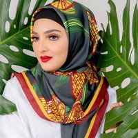 Istri Anang Hermansyah, Ashanty Siddik Hasnoputro ini pernah merilis kolaborasi hijab yang bekerja sama dengan desainer Malaysia, Jovian. Kolaborasi tersebut diberi tagline AshantyxJovian. Ashanty mengeluarkan hijab signature printed motif dengan perpaduan warna dan corak yang mewah. Hijab premium tersebut dijual dengan harga Rp 349 ribu. Foto: Instagram @ashanty_ash.