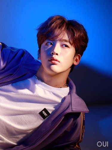 idol KPop ini menyebut hasil potongan rambutnya berbeda dengan ekspektasinya. Penasaran tampilan Yohan WEi yang terinspirasi V BTS?