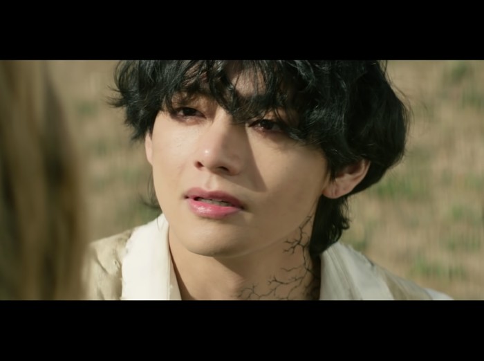 Idol KPop ini Kecewa Setelah Potong Rambut Ala V BTS idol KPop ini menyebut hasil potongan rambutnya berbeda dengan ekspektasinya. Penasaran tampilan Yohan WEi yang terinspirasi V BTS?